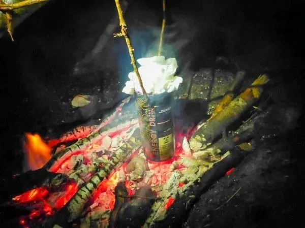 Kessel auf Glut mit Rauch und Flamme, um Zunder zu erhitzen