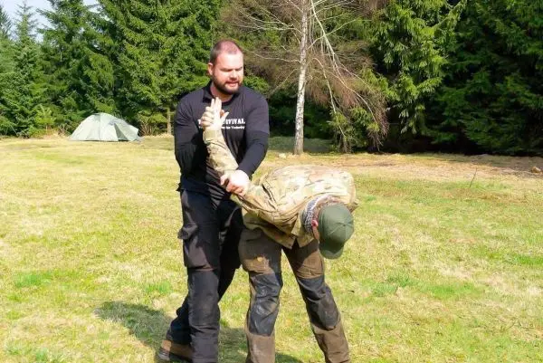 Kampftechniken werden demonstriert, während eine Person kontrolliert wird