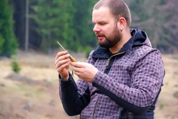 Messer wird in der Hand gehalten und betrachtet