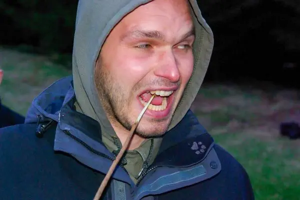 Mundstück mit Holzstab wird in den Mund genommen