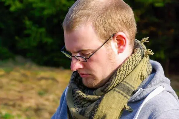 Person schaut nach unten und traegt einen schal