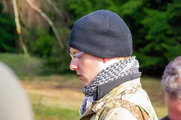 Person traegt eine muetze und schaut nach unten