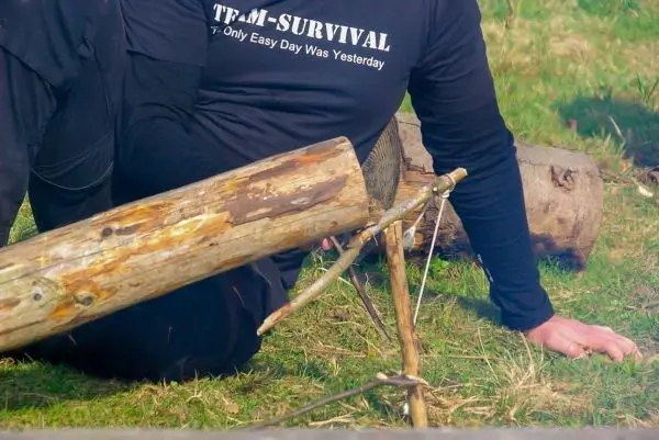 Schlagfalle (Figure-Four) mit Holzstück und Schnur aufgebaut