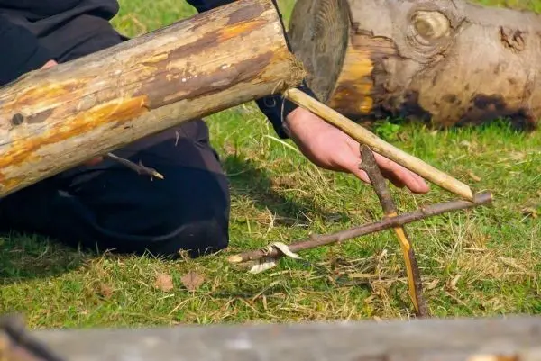 Schlagfalle (Figure-Four) wird mit Holzstücken und einem Auslöser konstruiert