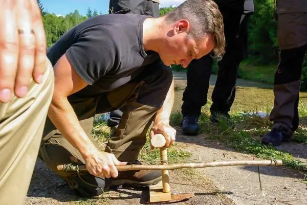 Feuerbohrer wird zur Zundererzeugung eingesetzt