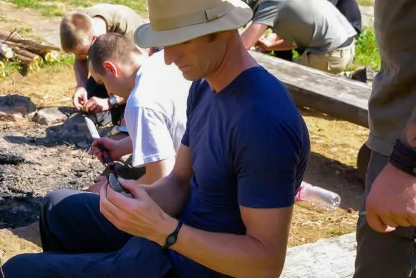 Mann hält einen Stein in der Hand und betrachtet ihn aufmerksam