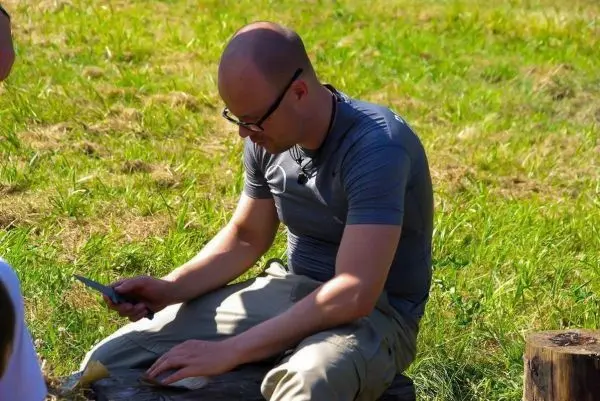 Messer wird auf einem Holzstück zum Schnitzen verwendet