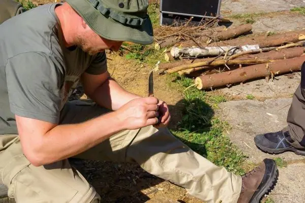 Messer wird zum Schnitzen von Holzstücken verwendet
