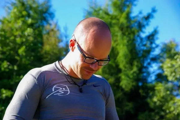 Person schaut nach unten und traegt ein enges graues shirt