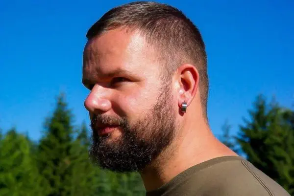Person steht im Freien und schaut nach rechts