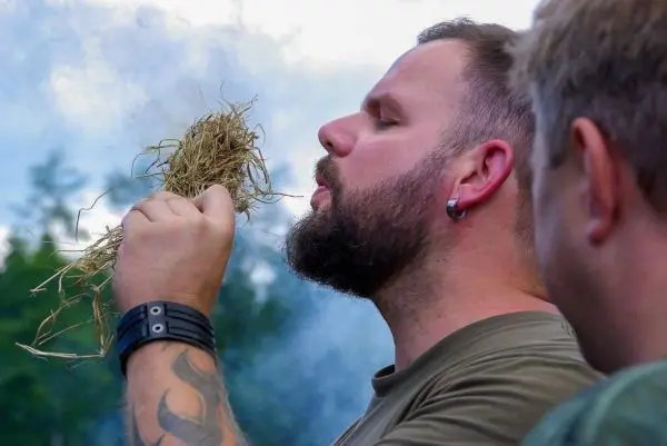 Zunder wird angeblasen, um Glut zu erzeugen