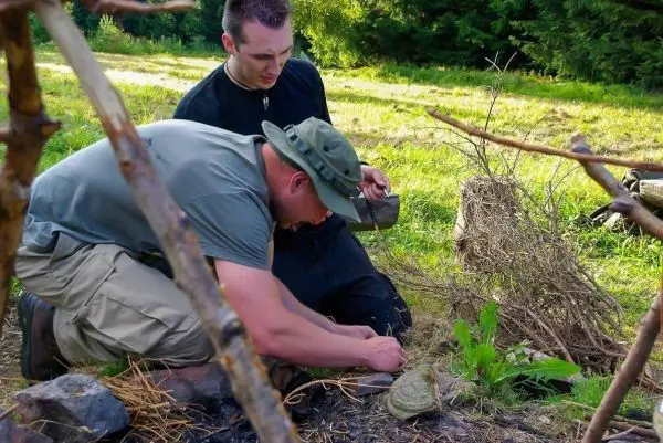 Zunder wird auf einem kleinen Feuerplatz vorbereitet
