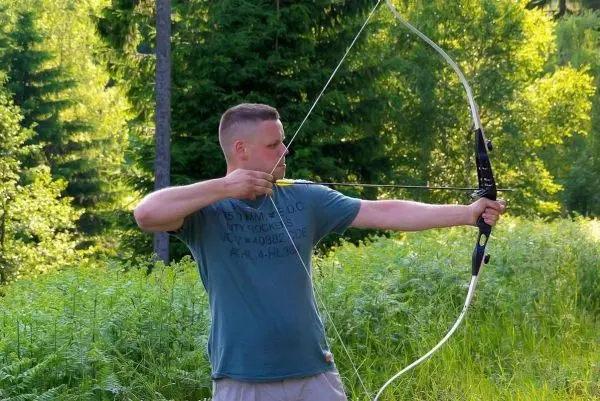 Bogen wird gespannt, Pfeil auf die Sehne gelegt