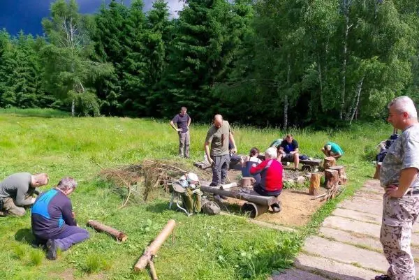 Gruppierung arbeitet an einer Holzstruktur im Freien, um Materialien zu sammeln