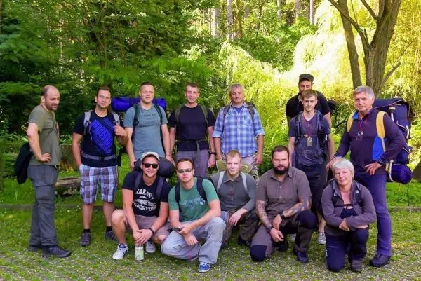 Gruppierung von Personen mit Rucksäcken in einer Waldumgebung