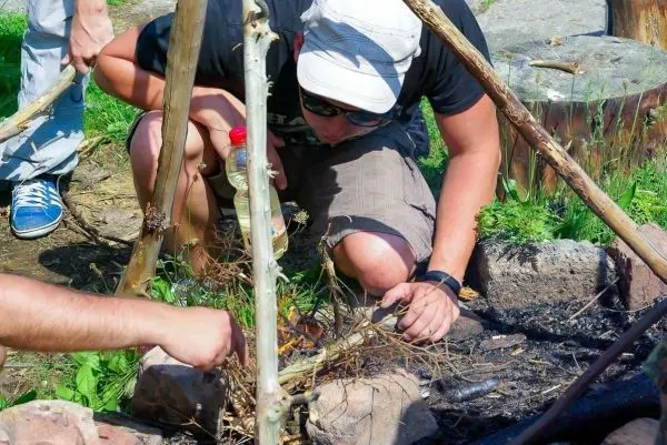 Zunder wird in eine kleine Feuerstelle eingelegt