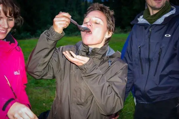Person hält einen Löffel an den Mund und isst