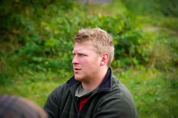 Person sitzt im freien und schaut nachdenklich in die ferne