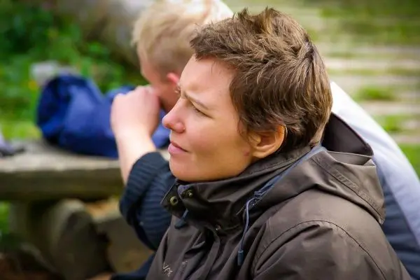 Person sitzt und schaut nachdenklich zur seite