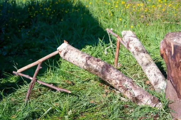 Selbstgebaute Konstruktion aus Ästen auf grünem Gras