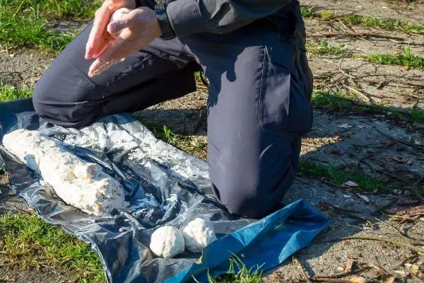 Teig wird auf einer Folie zu Kugeln geformt