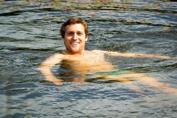 Wasseroberfläche mit schwimmender Person, die entspannt im Wasser liegt