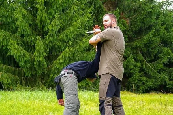 Kämpfer führt einen Haltegriff mit einem Messer aus