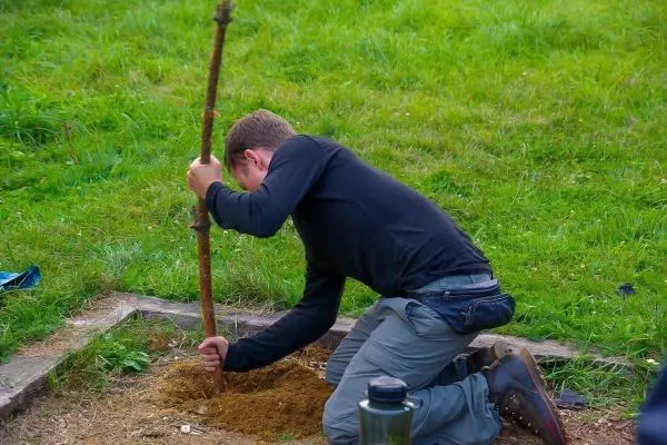 Stock wird in den Boden gedrückt