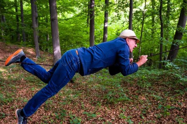 Selbstgebaute Seilquerung wird von einer Person überquert