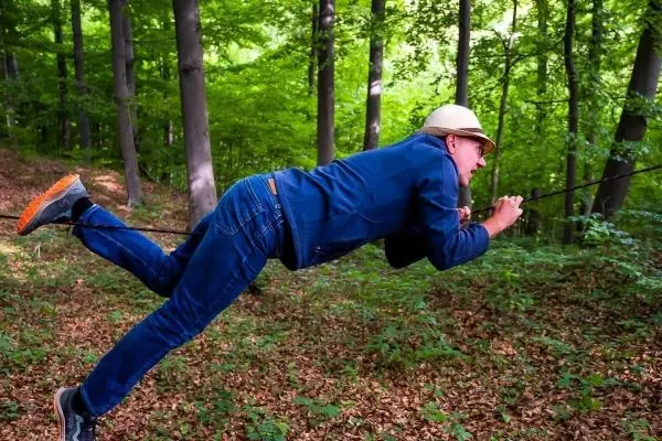 Selbstgebaute Seilquerung wird von einer Person überquert