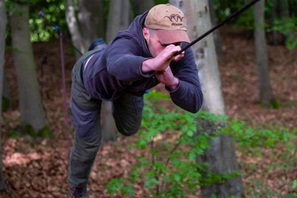 Selbstgebaute Seilquerung wird von einer Person überquert