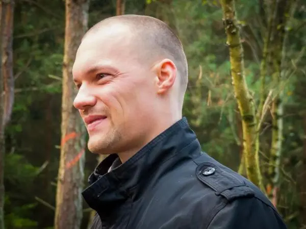 Es sind keine erkennbaren Objekte oder Handlungen sichtbar