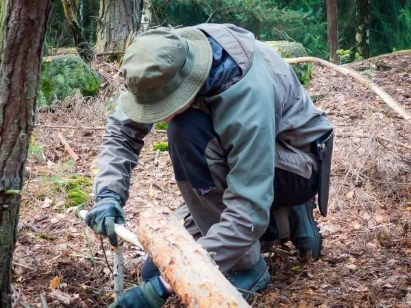 Holzstück wird auf dem Boden bearbeitet