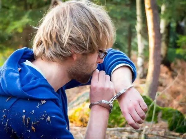 Mann mit Handschellen versucht, sich zu befreien
