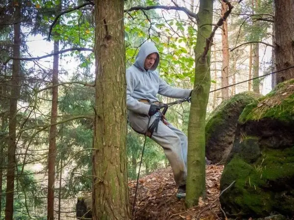 Seilquerung zwischen zwei Bäumen mit Sicherungsgerät und Seil