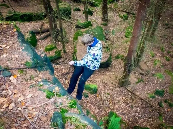 Selbstgebaute Seilquerung wird über einen felsigen Untergrund genutzt