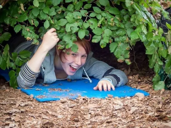 Biwak unter einem Blätterdach auf einer blauen Unterlage