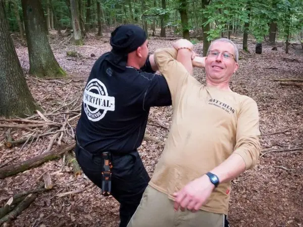 Kampftechniken werden im Wald demonstriert, einer greift den anderen an