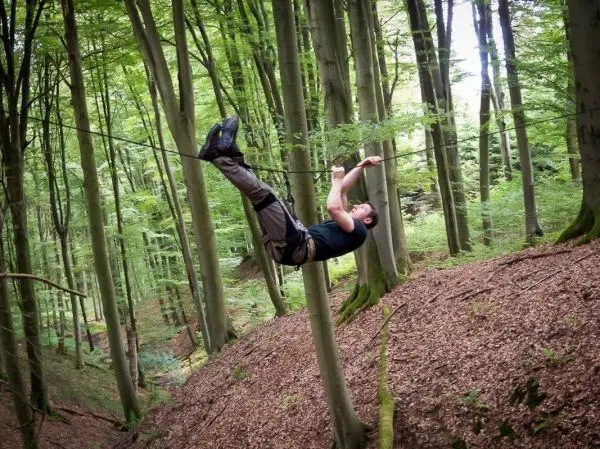 Seilquerung über einen Hang im Wald mit gesichertem Körper