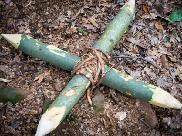 Selbstgebaute Konstruktion aus vier Holzstücken, mit Rinde umwickelt und zusammengebunden