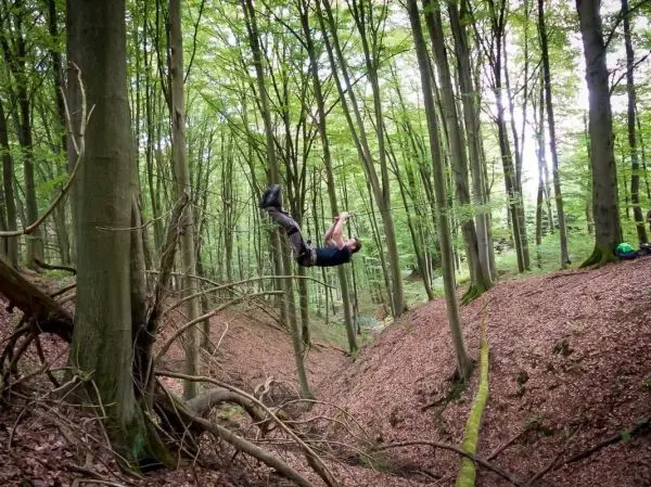 Selbstgebaute Seilquerung wird über einen Graben genutzt