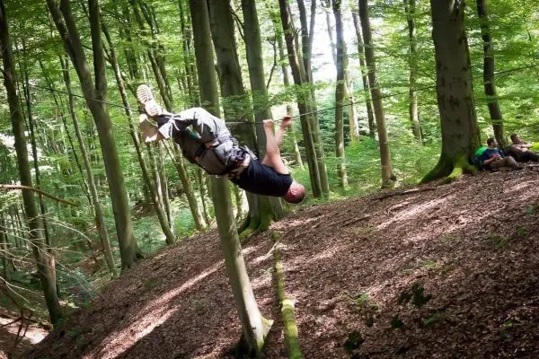 Selbstgebaute Seilquerung wird von einer Person überquert