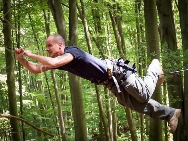 Selbstgebaute Seilquerung wird von einer Person überquert