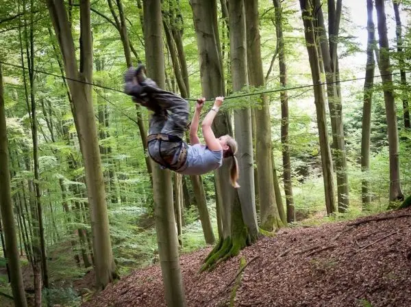 Selbstgebaute Seilquerung wird von einer Person überquert