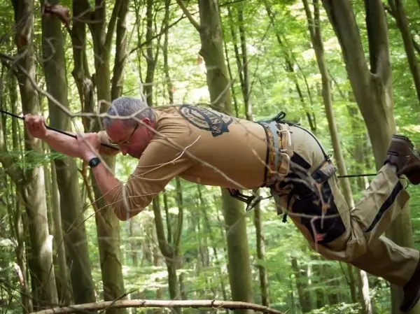 Selbstgebaute Seilquerung wird von einer Person überquert