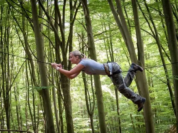 Selbstgebaute Seilquerung wird von einer Person überquert