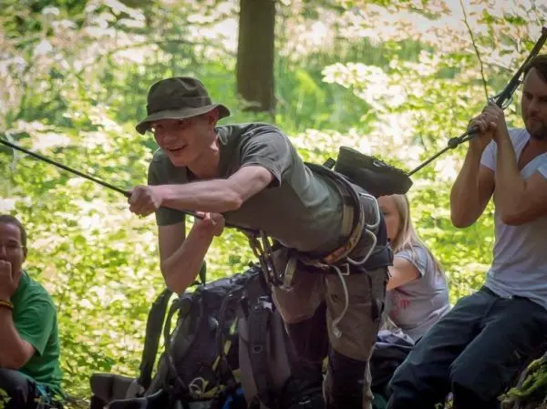 Selbstgebaute Seilquerung wird von mehreren Personen genutzt
