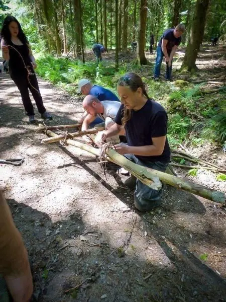 Holzstücke werden mit Seil zu einer Konstruktion verbunden