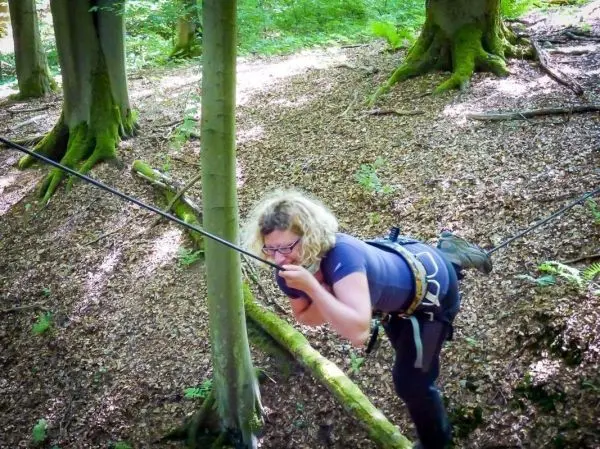 Seilquerung mit selbstgebauter Seilbrücke zwischen zwei Bäumen