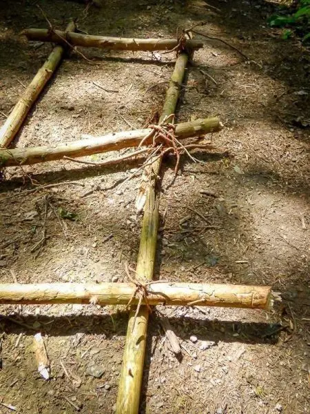 Selbstgebaute Konstruktion aus Holzstöcken, mit Schnüren verbunden